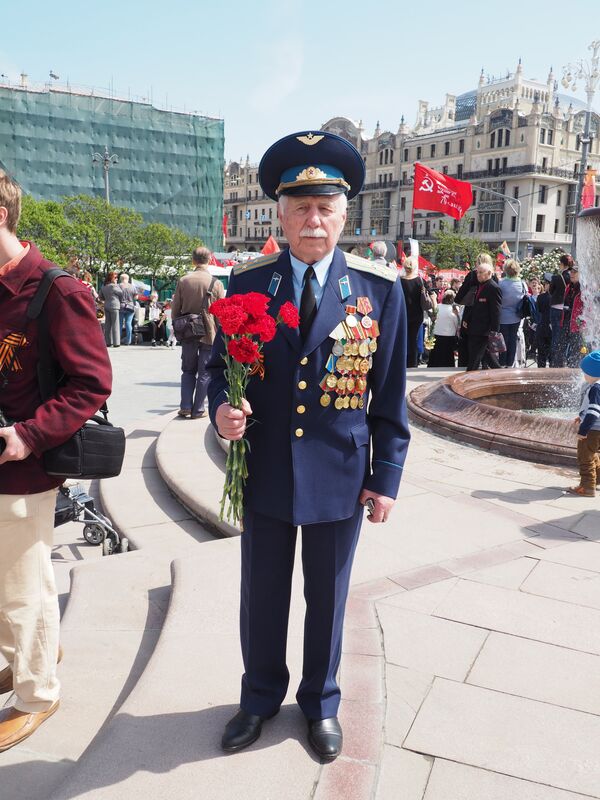 Један од бројних ветерана данас на улицама Москве - Sputnik Србија