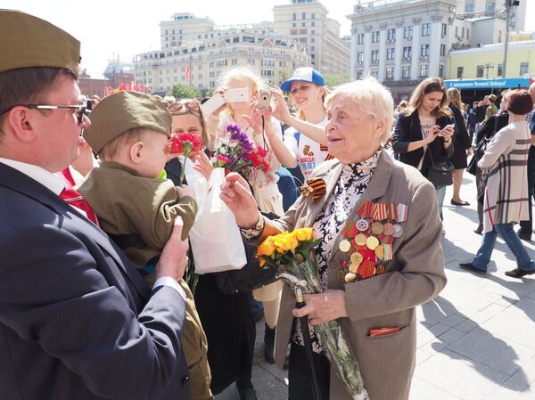 Родитељи кажу да се труде да најмлађима објасне шта је у ствари био Велики отаџбински рат - Sputnik Србија