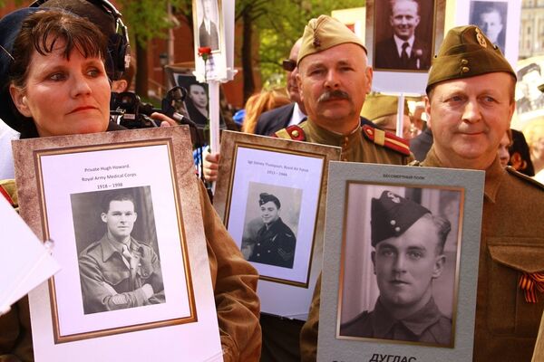 Смисао акције је у томе да се страхоте које је фашистичка идеологија произвела у свету средином ХХ века никада не забораве и не постану тек мртво слово на папиру уџбеника историје Смисао акције је у томе да се страхоте које је фашистичка идеологија произвела у свету средином ХХ века никада не забораве и не постану тек мртво слово на папиру уџбеника историје - Sputnik Србија