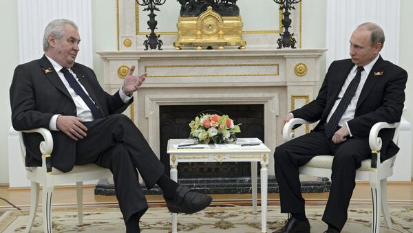 Predsednik Češke Republike Miloš Zeman razgovara sa ruskim predsednikom Vladimirom Putinom tokom njihovog sastanka u Kremlju u Moskvi, Rusija, 9. maja, 2015. - Sputnik Srbija