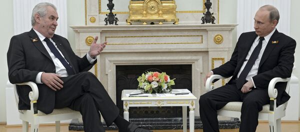 Председник Чешке Републике Милош Земан разговара са руским председником Владимиром Путином током њиховог састанка у Кремљу у Москви, Русија, 9. маја, 2015. - Sputnik Србија