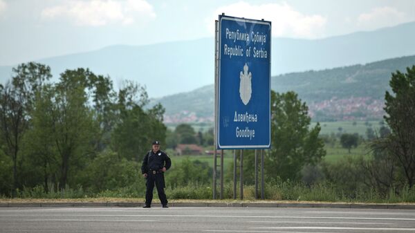 Srpski policajac na granici Srbije sa Makedonijom 10. maj. - Sputnik Srbija
