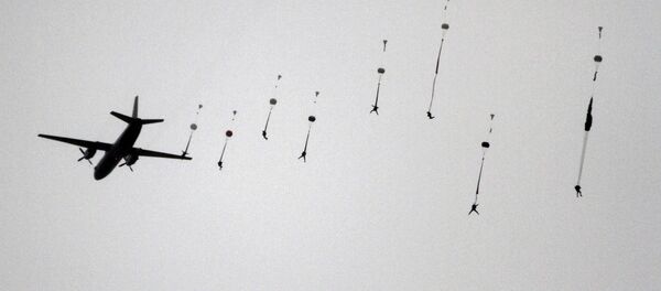 Pripadnici srpskih specijalnih snaga skaču padobranom iz aviona Pripadnici srpskih specijalnih snaga skaču padobranom iz aviona - Sputnik Srbija