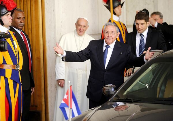 Папа Фрања је Аргентинац и први латиноамерички поглавар Римокатоличке цркве. Он је у име Ватикана слао писмене поруке обојици председника - Раулу Кастру и Бараку Обами, а резултат се видео у децембру прошле године када је амерички председник објавио историјску одлуку, заправо је најавио успостављање дипломатских односа између две земље након више од пола века непријатељства. - Sputnik Србија