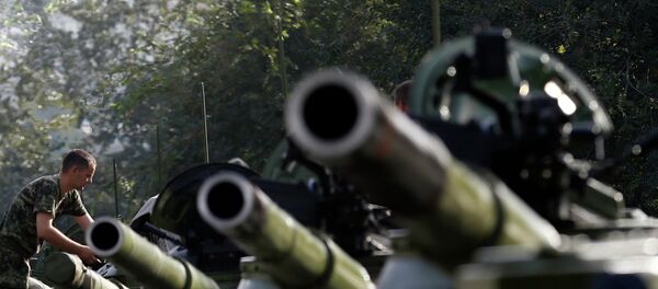 Srpski vojnik pored tenkova - Sputnik Srbija