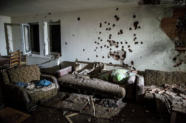 Nekoliko kuća je u potpunosti izrešetano, vidni su tragovi ruševina, a ima i prodavnica koje su gotovo potupno uništene. Nekoliko kuća je u potpunosti izrešetano, vidni su tragovi ruševina, a ima i prodavnica koje su gotovo potupno uništene. - Sputnik Srbija