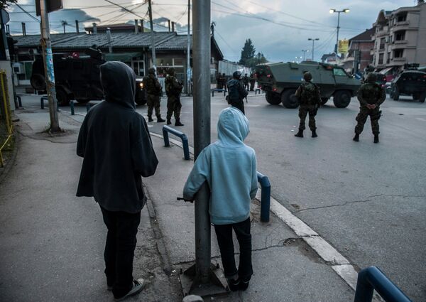 Kumanovo su napustili pripadnici specijalnih jedinica, a gradu su i dalje prisutni pripadnici policije sa pancirima i naoružani dugim cevima. Kumanovo su napustili pripadnici specijalnih jedinica, a gradu su i dalje prisutni pripadnici policije sa pancirima i naoružani dugim cevima. - Sputnik Srbija
