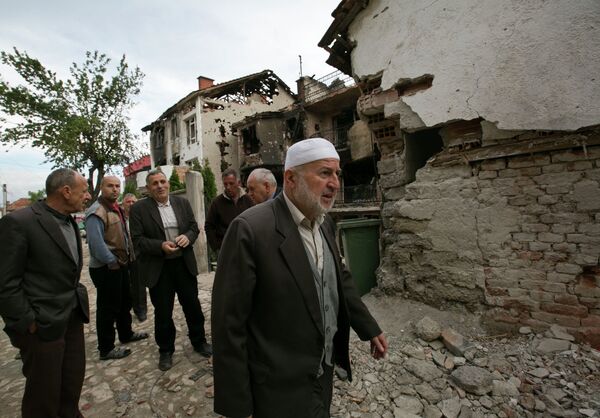 Stanovnici naselja Diva, nastanjeno Albancima, posmatraju u neverici, a niko od njih ne želi da daje izjave novinarima. Stanovnici naselja Diva, nastanjeno Albancima, posmatraju u neverici, a niko od njih ne želi da daje izjave novinarima. - Sputnik Srbija