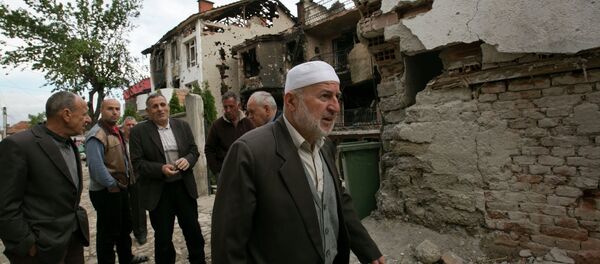 Stanovnici naselja Diva, nastanjeno Albancima, posmatraju u neverici, a niko od njih ne želi da daje izjave novinarima. Stanovnici naselja Diva, nastanjeno Albancima, posmatraju u neverici, a niko od njih ne želi da daje izjave novinarima. - Sputnik Srbija