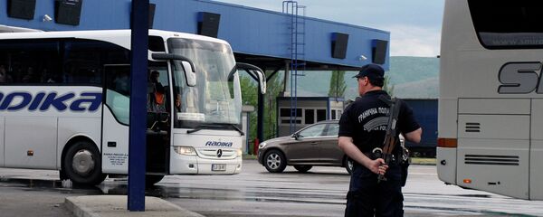 Српска гранична полиција у Прешеву на граничном прелазу између Србије и Македоније - Sputnik Србија