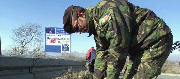 Pripadnik KFOR-a na uluzu u Klinu-Kosovo - Sputnik Srbija