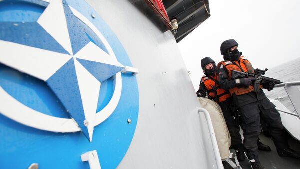 Норвешки морнари на палуби поред НАТО лога - Sputnik Србија