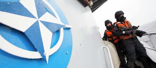 Норвешки морнари на палуби поред НАТО лога - Sputnik Србија