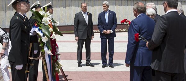 Сергеј Лавров и Џон Кери положили су венце на меморијални комплекс у Сочију, посвећен погинулима у Другом светском рату - Sputnik Србија