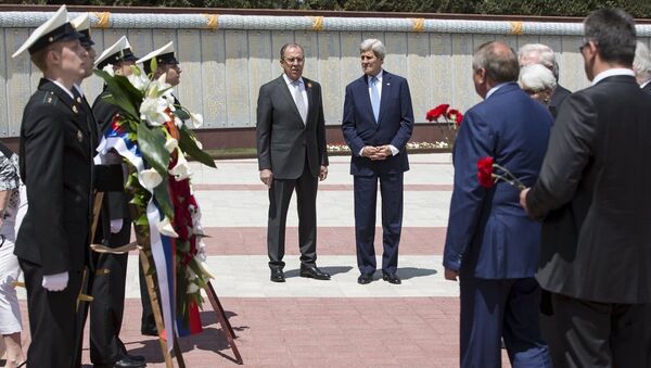 Sergej Lavrov i Džon Keri položili su vence na memorijalni kompleks u Sočiju, posvećen poginulima u Drugom svetskom ratu - Sputnik Srbija