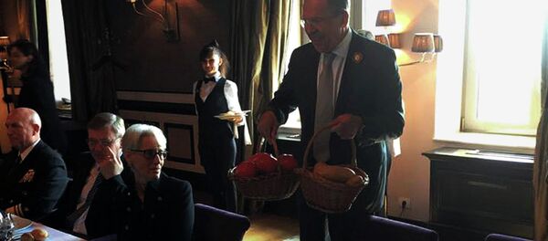 Сергеј Лавров поклања Џону Керију парадајз и кромпир - Sputnik Србија