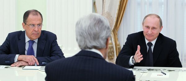 Владимир Путин, Сергеј Лавров и Џон Кери у Кремљу - Sputnik Србија