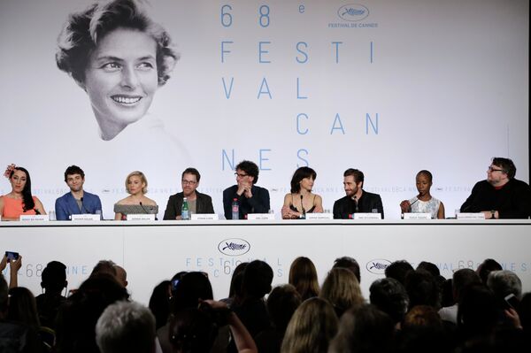 Francuski glumac Lamber Vilson je u poetičnom i angažovanom govoru na otvaranju festivala prizvao u sećanje velike glumice poput Ingrid Bergman, čiji lik je na zvaničnom plakatu festivala, dok se u publici smešila njena ćerka Izabela Roselini. - Sputnik Srbija