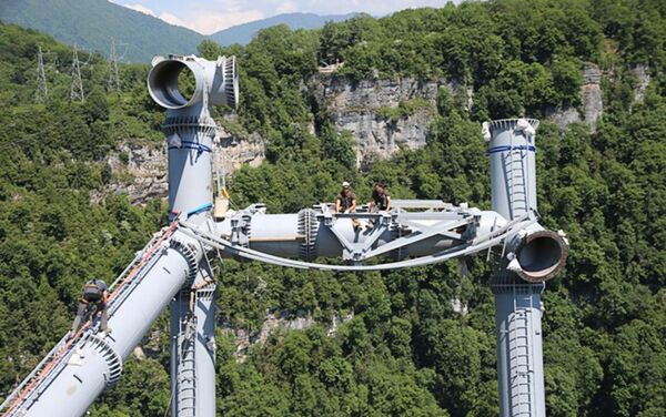 Na mostu postoje dve platforme sa kojih može da se skoči u „ponor . Za najhrabrije postavljena je platforma na visini od 207 metara, a niža, nazvana „fristajl je na visini od 69 metara. - Sputnik Srbija