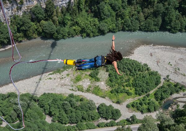 Na mostu postoje dve platforme sa kojih može da se skoči u „ponor“ . Za najhrabrije postavljena je platforma na visini od 207 metara, a niža, nazvana „fristajl“ je na visini od 69 metara. Na mostu postoje dve platforme sa kojih može da se skoči u „ponor“ . Za najhrabrije postavljena je platforma na visini od 207 metara, a niža, nazvana „fristajl“ je na visini od 69 metara. - Sputnik Srbija
