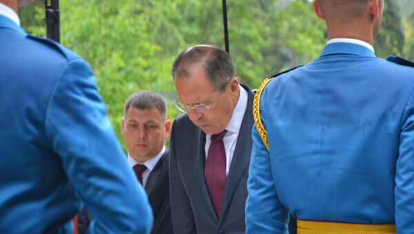 Sergej Lavrov polaže venac na Grob oslobodiocima Beograda - Sputnik Srbija