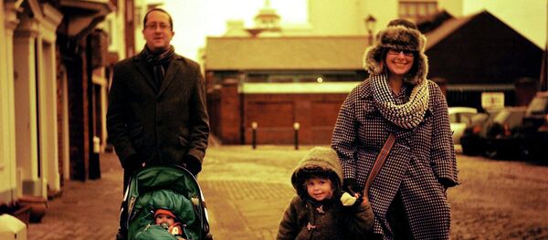 Porodični odnosi mogu biti lekoviti, ali ne mogu u potpunosti da zaštite, spreče i poprave ono što odrasli i deca doživljavaju izvan porodičnog sistema - Sputnik Srbija