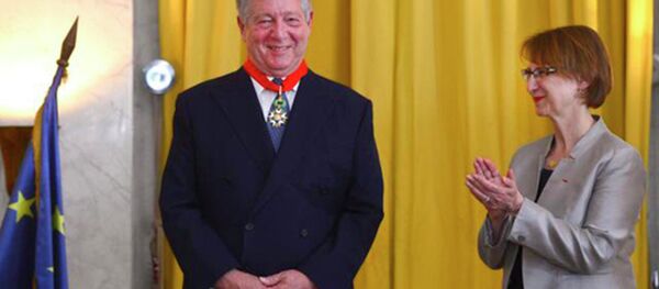 Ambasadorka Francuske u Srbiji Kristin Moro uručila je večeras odlikovanje Legije časti u rangu komandira princu Aleksandru Karađorđeviću po ukazu francuskog predsednika Fransoa Olanda. Ambasadorka Francuske u Srbiji Kristin Moro uručila je večeras odlikovanje Legije časti u rangu komandira princu Aleksandru Karađorđeviću po ukazu francuskog predsednika Fransoa Olanda. - Sputnik Srbija