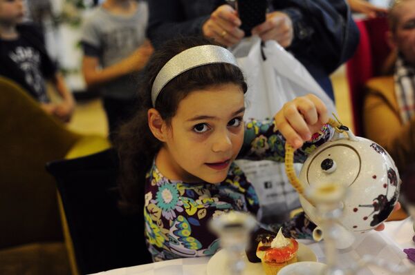 Чајанка са Белим Зецом и Лудим шеширџијом, инспирисана Алисом у земљи чуда и цртање у песку одушевили су најмлађе посетиоце - Sputnik Србија