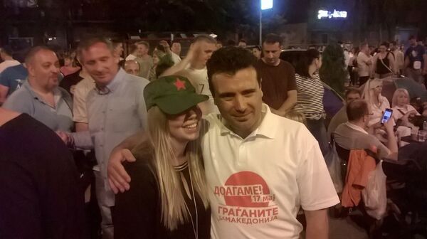 Zoran Zaev sa kamperima ispred zgrade Vlade Makedonije. Zoran Zaev sa kamperima ispred zgrade Vlade Makedonije. - Sputnik Srbija