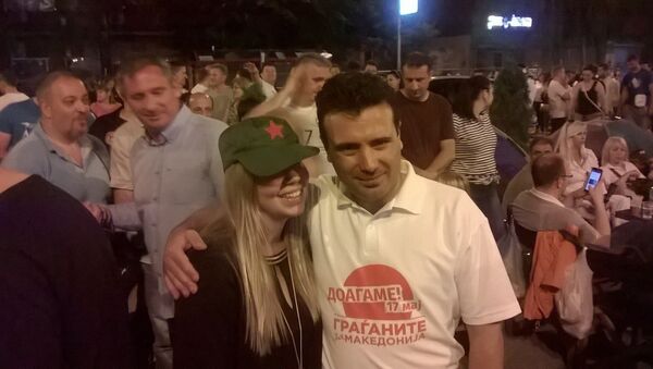 Zoran Zaev sa kamperima ispred zgrade Vlade Makedonije. - Sputnik Srbija