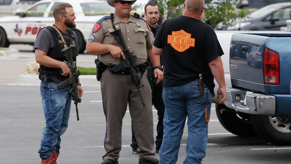 Policajac ispred restorana Tvin Piks u Vakou, Teksas gde je došlo do vatrenog obračuna bajkera. - Sputnik Srbija