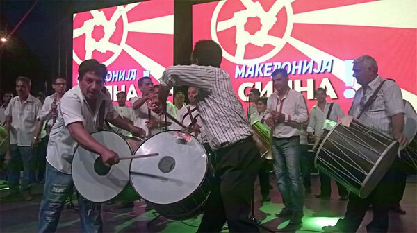 Бубњари су наступили на почетку митинга, када је изведена и химна Македоније Бубњари су наступили на почетку митинга, када је изведена и химна Македоније - Sputnik Србија