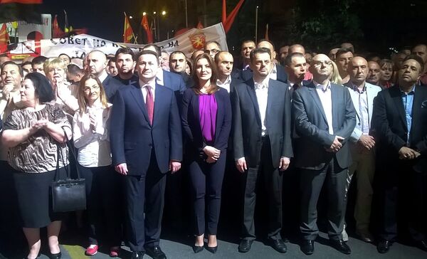 Премијер Никола Груевски окружен присталицама и члановима врха владајуће странке Премијер Никола Груевски окружен присталицама и члановима врха владајуће странке - Sputnik Србија