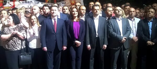 Премијер Никола Груевски окружен присталицама и члановима врха владајуће странке - Sputnik Србија