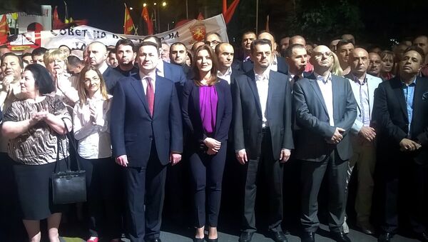 Premijer Nikola Gruevski okružen pristalicama i članovima vrha vladajuće stranke - Sputnik Srbija