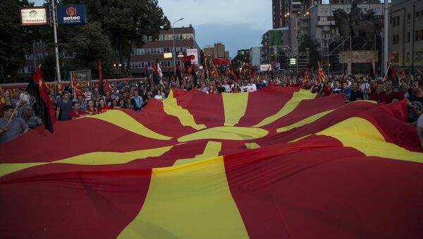 Присталице владајуће странке ВМРО-ДПМНЕ и премијер Никола Груевски држе македонску заставу током митинга у Скопљу, Македонија, 18. маја 2015. године - Sputnik Србија