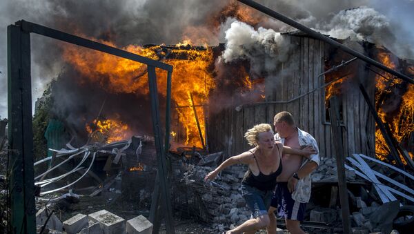 Sukobi u regionu Luganska, stanovnici pobegli iz kuće koju je pogodila raketa ukrajinskih snaga. - Sputnik Srbija