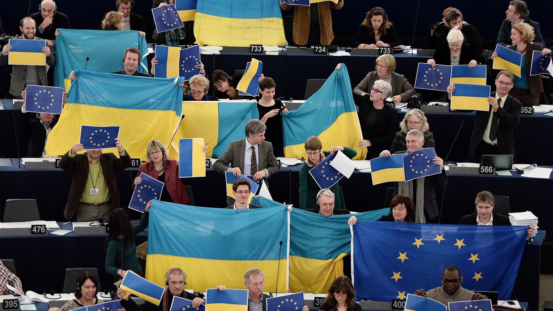 Zastave Ukrajine i EU u evropskom parlamentu - Sputnik Srbija, 1920, 02.03.2022