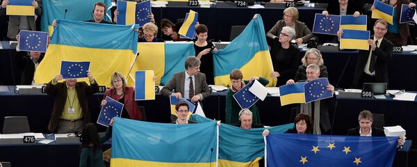 Заставе Украјине и ЕУ у европском парламенту Заставе Украјине и ЕУ у европском парламенту - Sputnik Србија