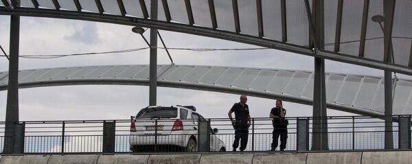 Pripadnici kosovske policije na mostu u Kosovskoj Mitrovici Pripadnici kosovske policije na mostu u Kosovskoj Mitrovici - Sputnik Srbija