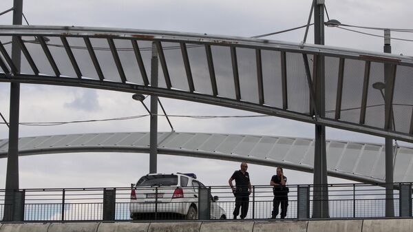 Pripadnici kosovske policije na mostu u Kosovskoj Mitrovici - Sputnik Srbija