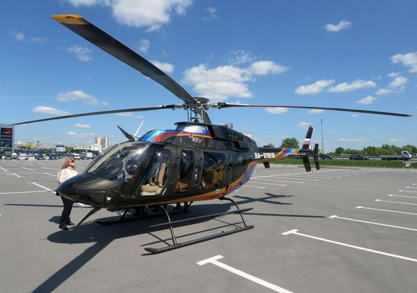 Helikopter „Bel 407“ na parkingu ispred Međunarodnog „Krokus centra“ u Moskvi pre izložbe „HelliRussia-2015“ - Sputnik Srbija