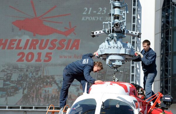 Tehničari montiraju KA-226T, na parkingu ispred Međunarodnog „Krokus centra“ u Moskvi pre izložbe „HelliRussia-2015“ u Moskvi. - Sputnik Srbija