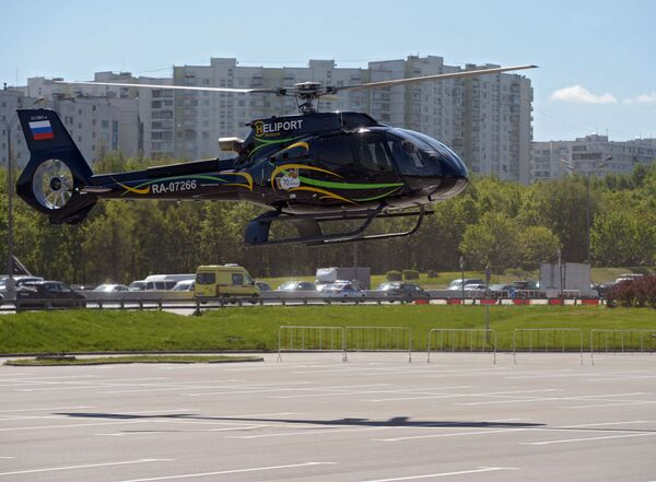 Хеликоптер „Еврокоптер ЕЦ-130Т2“ на паркингу испред Међународног „Крокус центра“ у Москви пре изложбе  „HelliRussia-2015“ у Москви. - Sputnik Србија