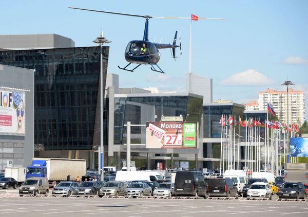 Хеликоптер „Робинсон Р66 турбина“ паркингу испред Међународног „Крокус центра“ у Москви пре изложбе „HelliRussia-2015“ у Москви. - Sputnik Србија