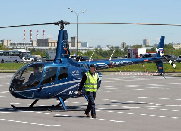 Helikopter „Robinson R66 turbina“ ispred Međunarodnog „Krokus centra“ u Moskvi pre izložbe „HelliRussia-2015“ u Moskvi. - Sputnik Srbija