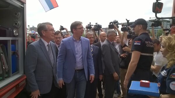 Ceremoniji primopredaje vatrogasne opreme prisustvovali su premijer Srbije Aleksandar Vučić, ministar unutrašnjih poslova Nebojša Stefanović i ambasador Rusije Aleksandar Čepurin. Ceremoniji primopredaje vatrogasne opreme prisustvovali su premijer Srbije Aleksandar Vučić, ministar unutrašnjih poslova Nebojša Stefanović i ambasador Rusije Aleksandar Čepurin. - Sputnik Srbija