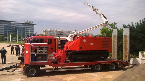 Deset vatrogasnih vozila i četiri posebna vozila vredna su ukupno 9,2 miliona dolara Deset vatrogasnih vozila i četiri posebna vozila vredna su ukupno 9,2 miliona dolara - Sputnik Srbija