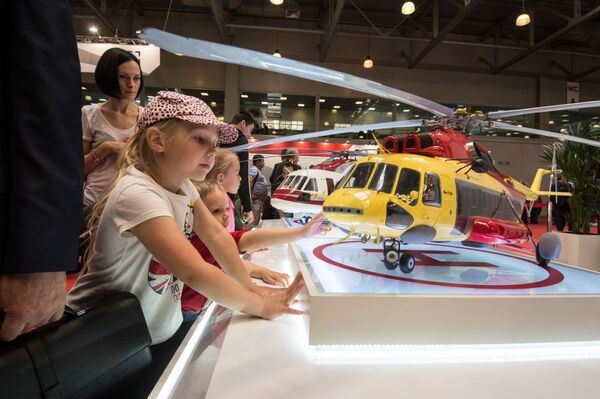 Deca gledaju maketu helikoptera na VIII Međunarodnom sajmu industrije helikoptera „HeliRussia-2015“ u Moskvi. - Sputnik Srbija