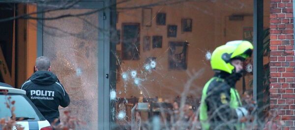 Police presence is seen next to damaged glass at the site of a shooting in Copenhagen February 14, 2015 - Sputnik Србија